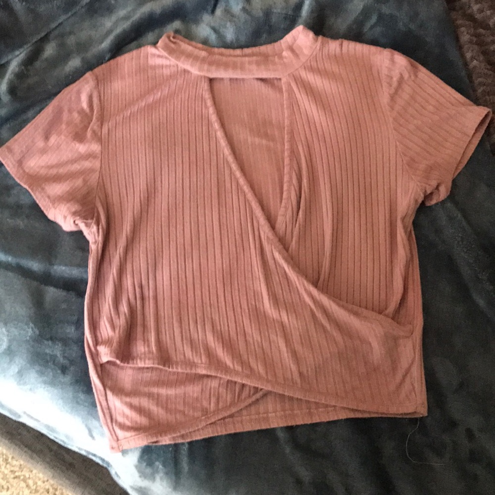 Super comfortable t-shirt with a v-neck slit